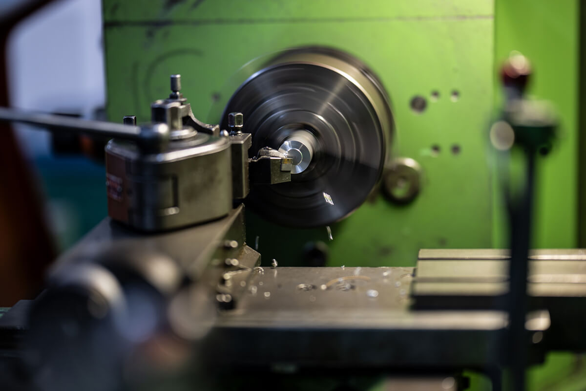Drehmaschine mit rotierendem Werkstück in einer Werkstatt