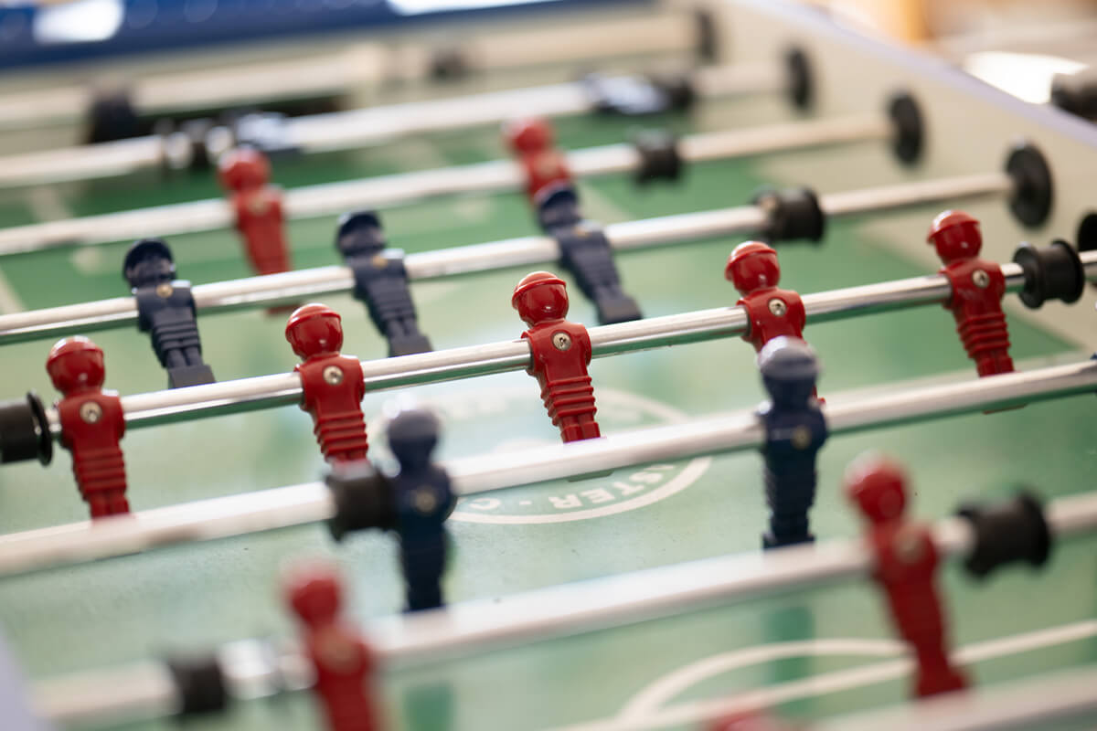 Nahaufnahme von Kickerfiguren eines Fußballkickers